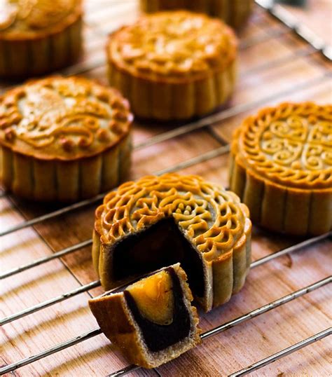 Mooncake - Traditional Chinese Mid-Autumn Pastry | Trip Ways