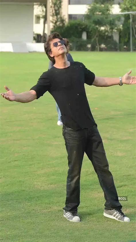 Aggregate more than 85 shahrukh khan signature pose images - stylex.vn