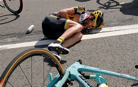 Cyclist dislocates shoulder in a massive Tour de France crash, still ...