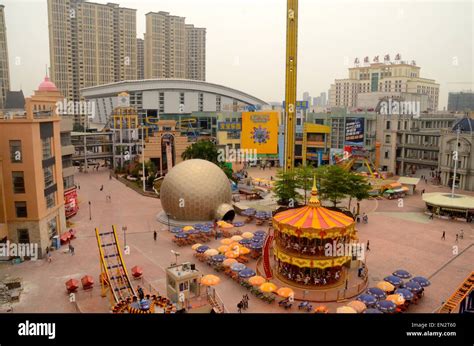 Construction workers China - New South China Mall, Dongguan China ...