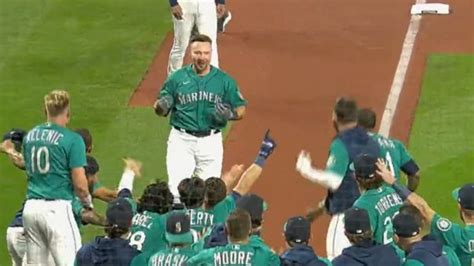 Cal Raleigh breaks Mariners' postseason drought with walk-off home run