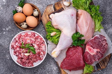 Diversas carnes crudas, fuentes de proteína animal | Foto Premium