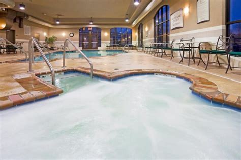 Suites & Hotels with Hot Tubs in Milwaukee ️ (Recommended)