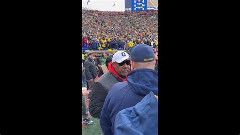 Gene Smith curses at Michigan staffer on sideline after Ohio State TD