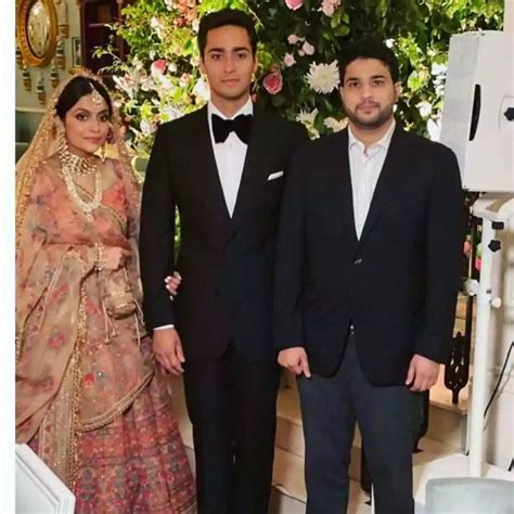 Junaid Safdar Wedding Pictures With His Wife - Showbiz Pakistan