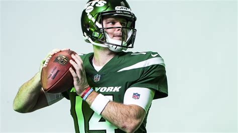 New York Jets unveil new uniforms, green helmets