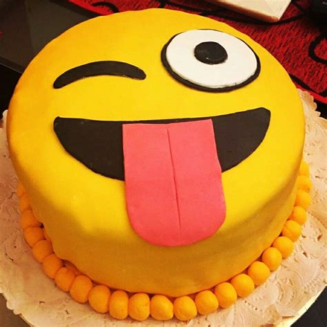 Emoji cake | Bolo de emoji, Bolo de cupcake, Sobremesa