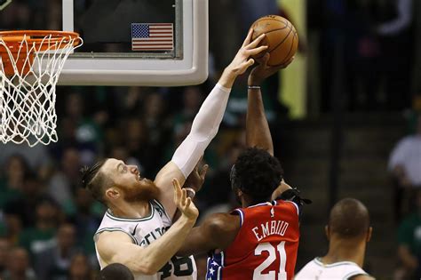 Aron Baynes leaves game vs. Sixers with left ankle injury