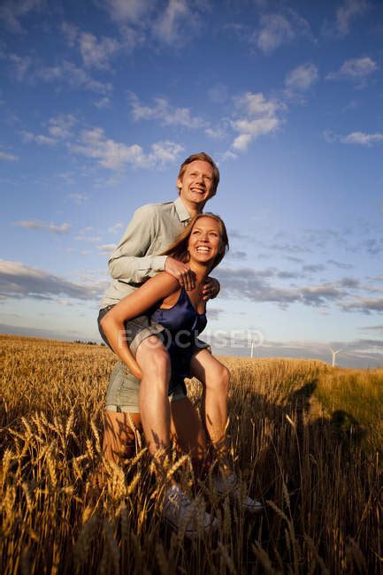 Man Giving Woman A Piggy Back Ride - HooDoo Wallpaper