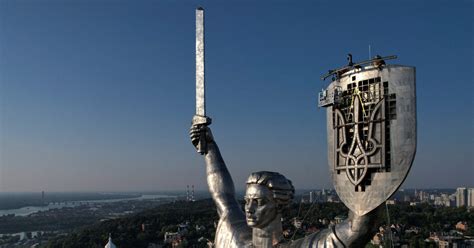 Ukraine Replaces the Soviet Image on the Motherland Monument - VH2 Networks