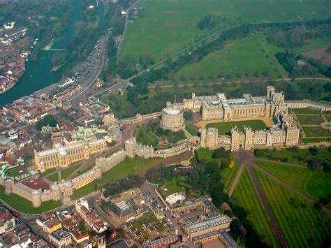 Figura:Windsor Castle from the air.jpg - Wikipedia an piemontèis, l ...