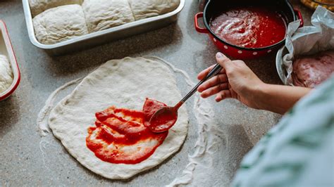 Reducing Your Tomatoes Is The Key To Elevating Homemade Pizza Sauce