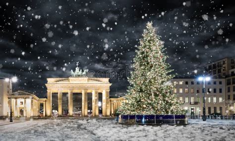 Brandenburg Gate in Berlin, with Christmas Tree and Snow Stock Photo ...