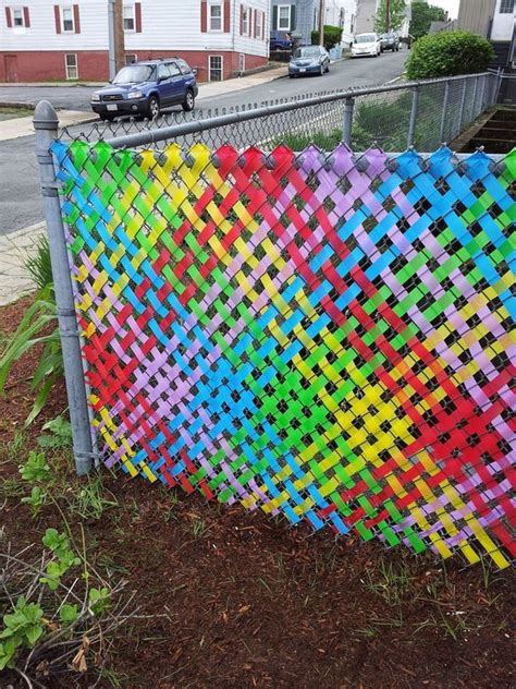 Chainlink Fences Ideas: 25+ Unique DIY Ideas to Decorate Your Backyard