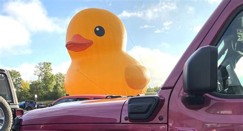 Ducking Huge! Jeep Bringing The World’s Largest Rubber Duck To Detroit Auto Show - Car Buyers ...