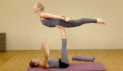 5 Acro Poses To Maintain Healthy Body - lifeberrys.com