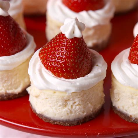 Santa Hat Cheesecake Bites | Recipe | Deliciousness | Pinterest | Repas ...