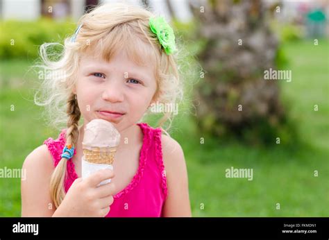 Happy little girl licking ice cream Banque de photographies et d’images à haute résolution - Alamy