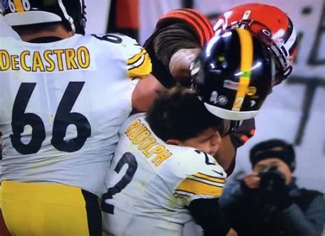 Myles Garrett swings helmet at Mason Rudolph in Browns-Steelers fight