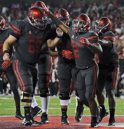 University of Houston pulls off upset, stuns No. 5 Louisville at TDECU ...