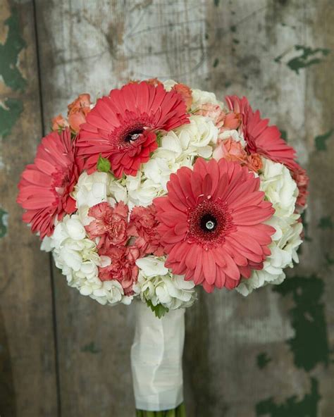 Pink Gerbera Daisy Bouquets Wedding / So simply done, and pink too ...