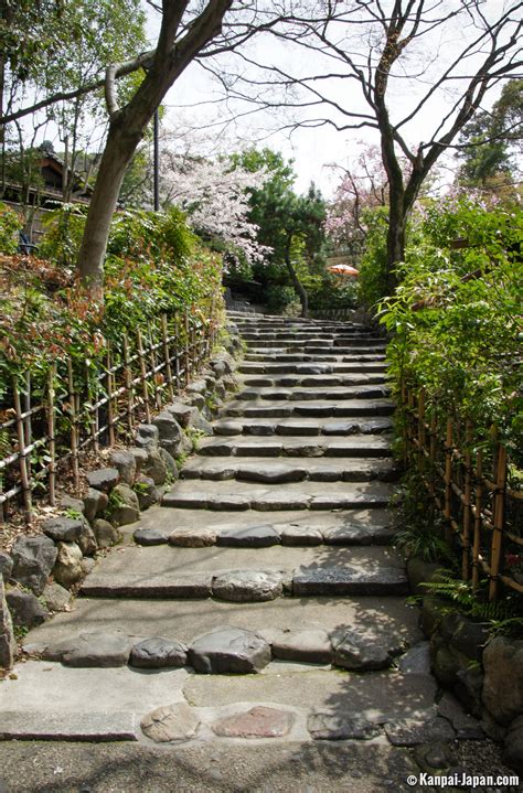 Maruyama park - The big sakura public garden in Kyoto