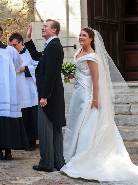 Princess Alexandra alters her wedding dress but result leaves some fans ...