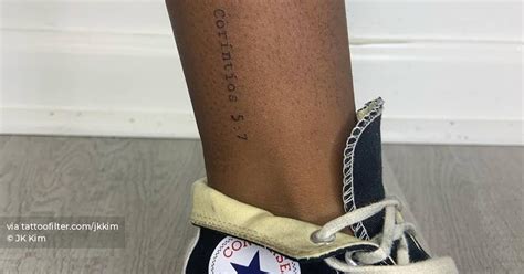 "2 Coríntios 5:7" lettering tattoo on ankle