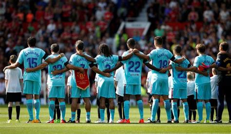 Manchester United and Barcelona Legends hold minute's silence in memory ...