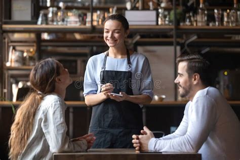 La Camarera Sonriente Toma El Orden De Hablar Con La Pareja De Clientes ...