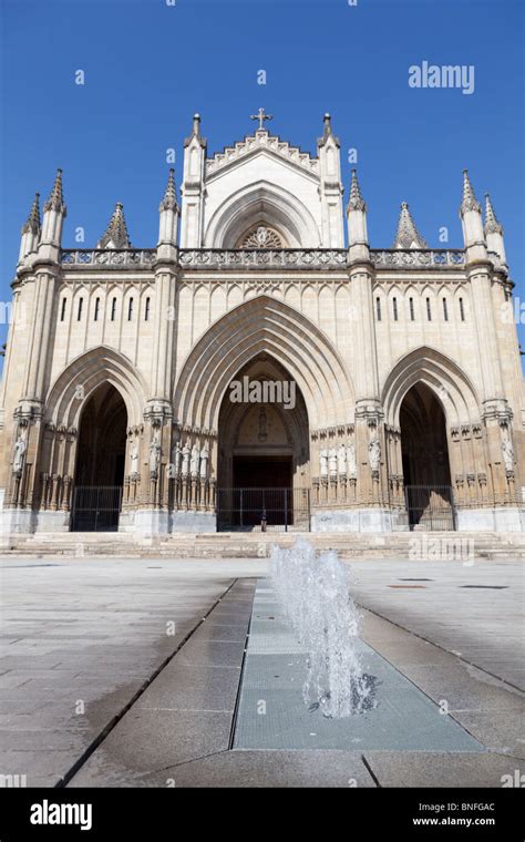 The new cathedral in Vitoria-Gasteiz Stock Photo - Alamy