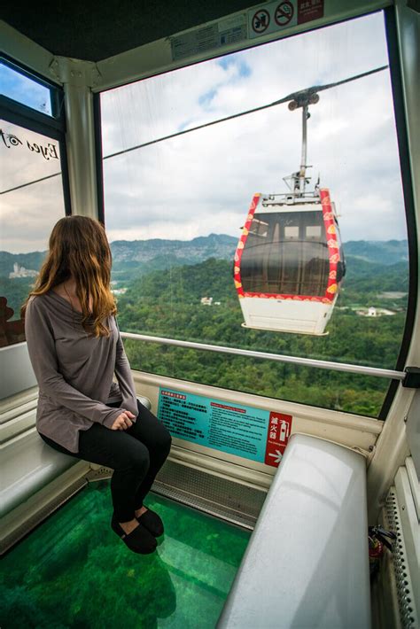 Visiting a Taipei Tea House and Riding in a Crystal Cabin on the Maokong Gondola | Wander The Map