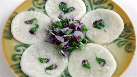 Pan-fried sweet rice cakes with edible flowers (Hwajeon: 화전) recipe by Maangchi