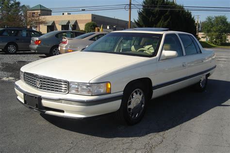 1995 Cadillac DeVille - Information and photos - MOMENTcar