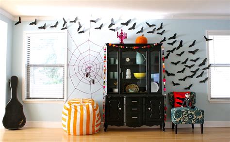 DIY Halloween Decorations: Spooky Spider Web And A Giant Spider!