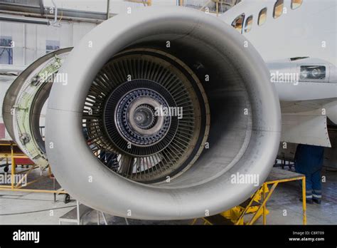 Boeing 737 aircraft jet engine maintenance Stock Photo - Alamy