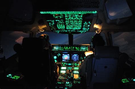 C-17 Globemaster III Cockpit at Night : cockpits