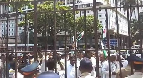 Drama outside Mantralaya in Mumbai: Farmers protest against Maha govt ...