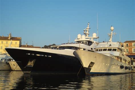 File:Luxury yachts in Saint-Tropez, 2006.jpg - Wikipedia
