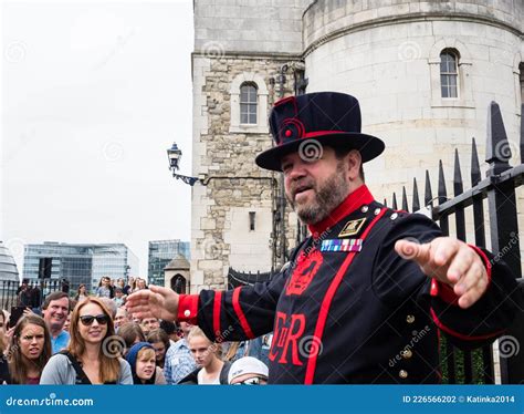 Cheerful Yeoman Warder Leads Visitors on a Tour at the Tower of London ...