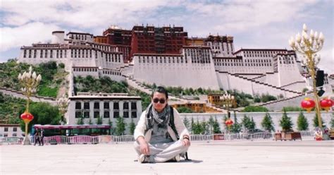 Amazing Images Show Life Inside the Remote Buddhist Capital of Tibet ...