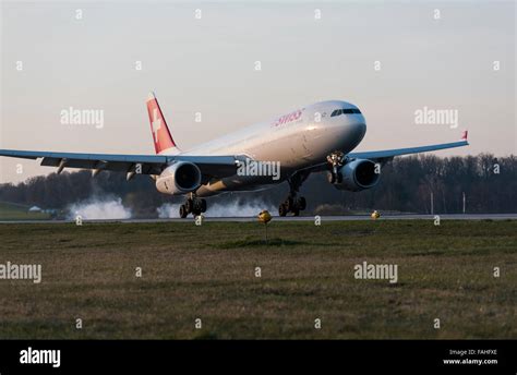 A330 landing gear hi-res stock photography and images - Alamy