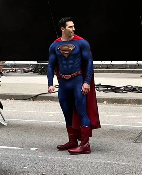 Tyler Hoechlin Debuts New Superman Suit Superman Lois Imgbb | Hot Sex ...