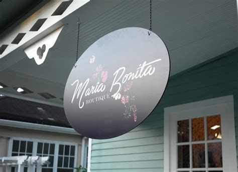 Placa oval de boutique pendurada em varanda de casa vitoriana – Matéria Incógnita