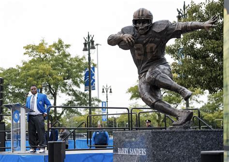 Detroit Lions Unveil Statue To Honor 1988 Heisman Winner Barry Sanders ...