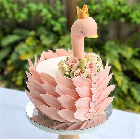 Swan princess for the baby shower.😍@spkbakes With pink chocolate feathers, florals and little ...