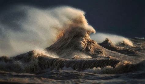 Photographer Captures Powerful Waves on Lake Erie as Liquid Mountains | PetaPixel