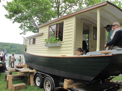 Harry Bryan's shanty boat is sweet, but | Houseboat living, House boat ...