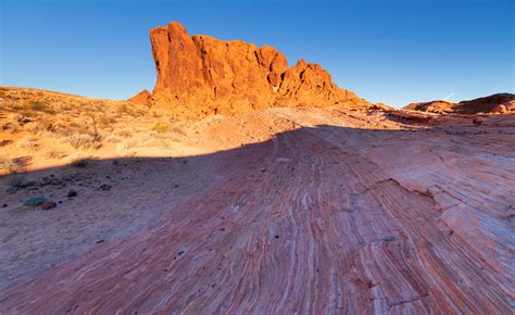 Sunrise in Valley of Fire state park living up to its name [OC][2048x1257] : r/EarthPorn