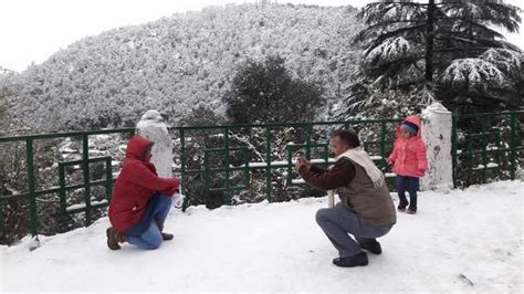 Mussorrie Receives Snowfall on Holi After 19 Years & it's a Delight to Watch